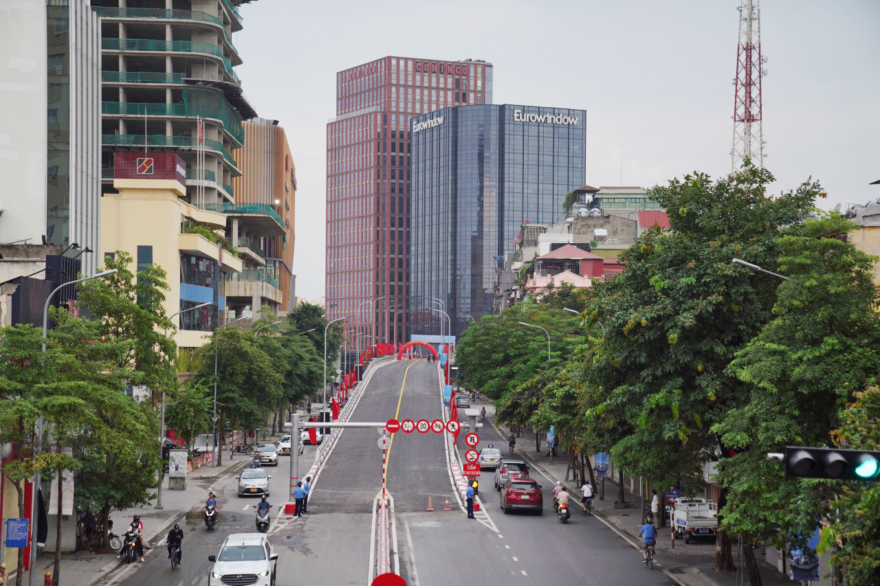 Cầu vượt chữ C&nbsp;tại nút giao giao thông đường Chùa Bộc - Phạm Ngọc Thạch chính thức thông xe