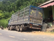 Tin tức trong ngày - Clip: Tránh đại họa tông ô tô, xe tải lao tông sập tường nhà dân