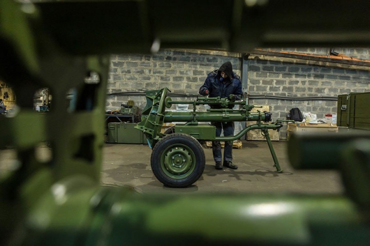 Một công nhân của Công ty Ukraine Armor đang sơn vết xước trên súng cối cỡ nòng 120 mm. Ảnh: THE WASHINGTON POST