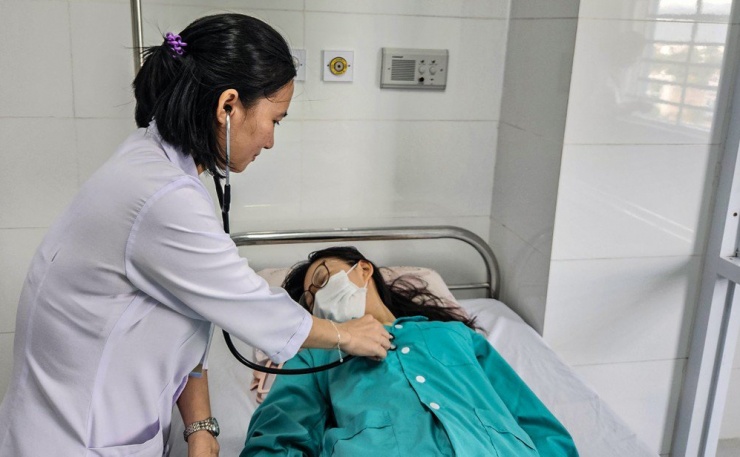 Một học sinh đang điều trị tại Bệnh viện Đa khoa Yersin Nha Trang, nghi do ngộ độc sau khi ăn cơm gà bán trước cổng trường. Ảnh: XH