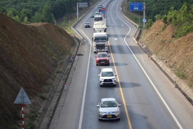 Nhiều đoạn trên tuyến cao tốc Cam Lộ - La Sơn chỉ có 2 làn xe.