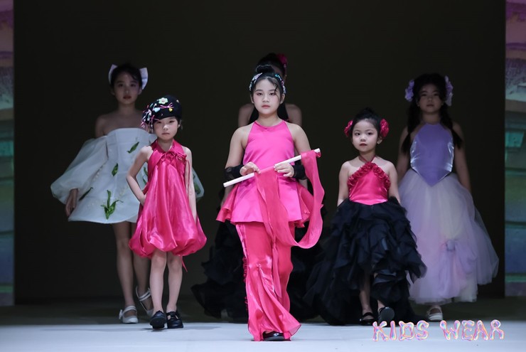 Các mẫu nhí xuất hiện đầy ấn tượng trong show diễn mang chủ đề “Mộng Hoa Như Mộng” tại Shanghai Fashion Week AW24.