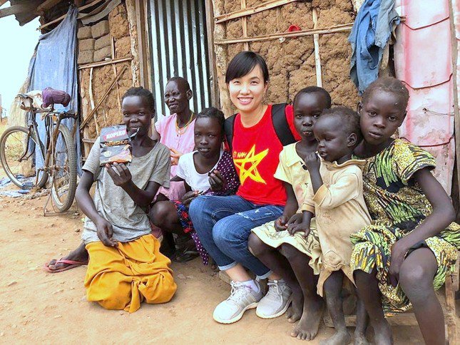 Thượng tá Đỗ Thị Hằng Nga với các em nhỏ châu Phi trong nhiệm kỳ công tác đầu tiên tại Nam Sudan.