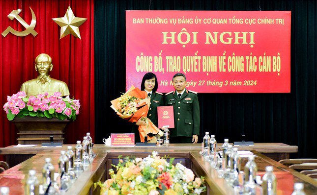 Lãnh đạo Tổng cục Chính trị Quân đội nhân dân Việt Nam và Cục Gìn giữ hòa bình Việt Nam trao các quyết định điều động, bổ nhiệm Thượng tá Đỗ Thị Hằng Nga giữ chức vụ Phó trưởng Ban Phụ nữ Quân đội.