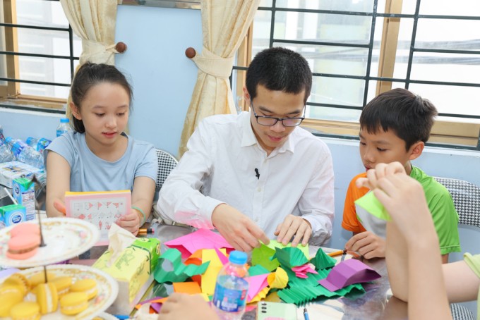 Trí hướng dẫn học sinh gấp origami. Ảnh: Nhân vật cung cấp