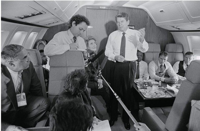 Tổng thống Mỹ Ronald Reagan nói chuyện với báo chí trong chuyến bay