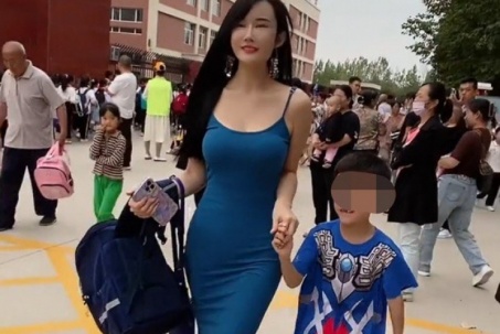 Người phụ nữ đến trường đón con bị chỉ trích vì chiếc váy 2 dây quá bó
