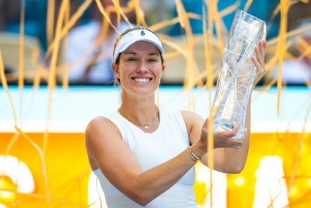 "Đóa hoa nở muộn" tạo lịch sử tennis: Hạng 53 lên ngôi ở Miami Open