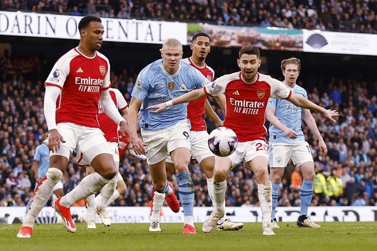 Haaland thêm lần nữa&nbsp;"tắt điện" trước&nbsp;hàng thủ&nbsp;Arsenal