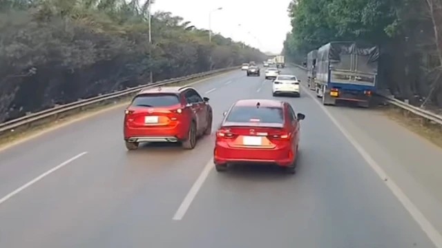 2 ô tô chèn ép nhau trên cao tốc đại lộ Thăng Long