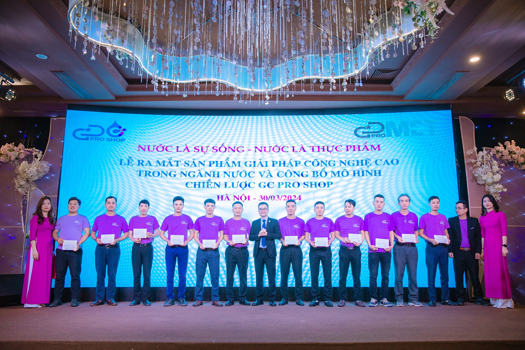 Viện trưởng Viện khoa học giáo dục và môi trường ông Nguyễn Văn Khương trao chứng nhận cho đội ngũ cộng tác viên tham gia Khóa học bồi dưỡng kiến thức về nước.