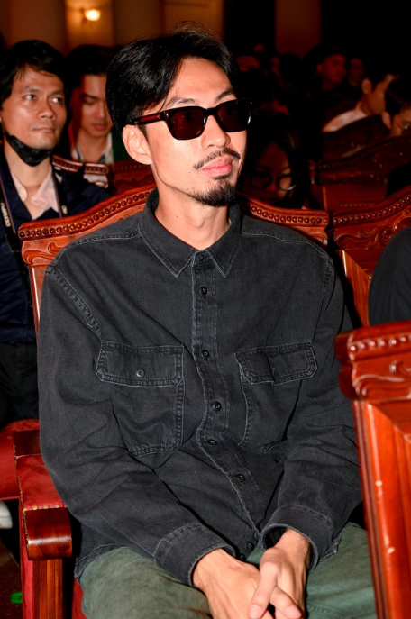 Đen Vâu lặng lẽ&nbsp;xuất hiện ở hàng ghế khán giả, ủng hộ Hoàng Thùy Linh ra album LINK.