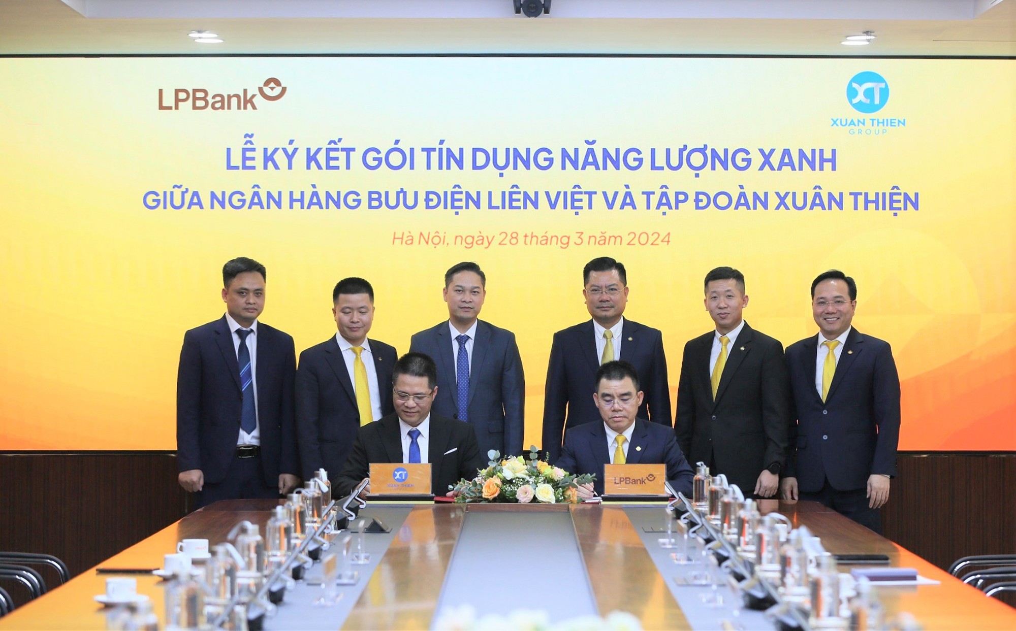 Ông Mai Xuân Hương, đại diện Tập đoàn Xuân Thiện (bên trái, hàng trước) và Ông Hồ Nam Tiến, Phó Chủ tịch HĐQT kiêm Tổng Giám đốc LPBank (bên phải, hàng trước), thực hiện nghi thức ký kết.
