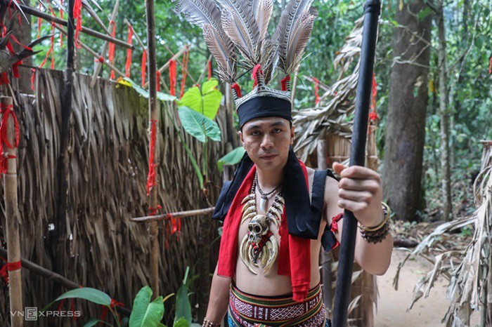 Thăm bộ lạc từng săn đầu người trên đảo lớn nhất châu Á - 1
