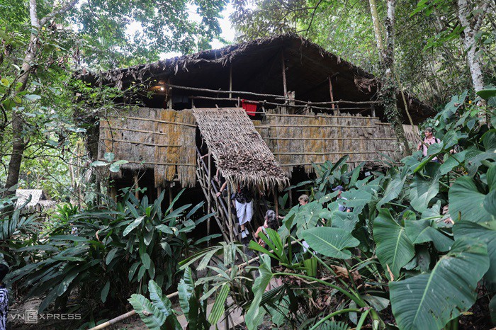 Thăm bộ lạc từng săn đầu người trên đảo lớn nhất châu Á - 4