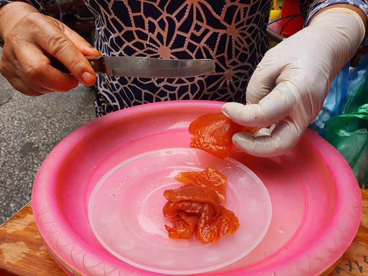 Những miếng sứa đỏ tươi, trong như thạch trở thành món ăn vặt được nhiều người yêu thích.