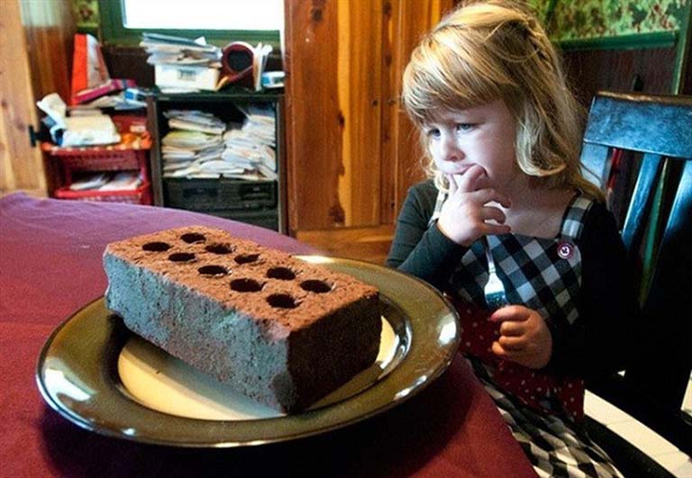 Cô bé 3 tuổi gặp hội chứng kì lạ, thích ăn thủy tinh, đồ nội thất trong nhà - 4