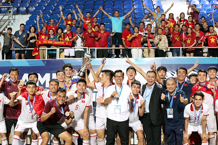 HLV Hoàng Anh Tuấn cùng U23 Việt Nam chuẩn bị dự U23 châu Á 2024.