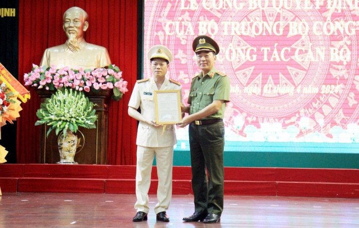 Thượng tướng Trần Quốc Tỏ, Thứ trưởng Bộ Công an, trao quyết định cho Đại tá Nguyễn Hữu Mạnh. Ảnh: VGP