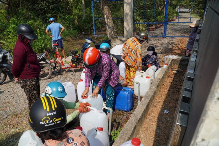 Người dân lấy nước ngọt tại các thùng cấp nước dã chiến của Cty Cổ phần cấp nước sinh hoạt Châu Thành (Bến Tre): ĐÔNG HÀ