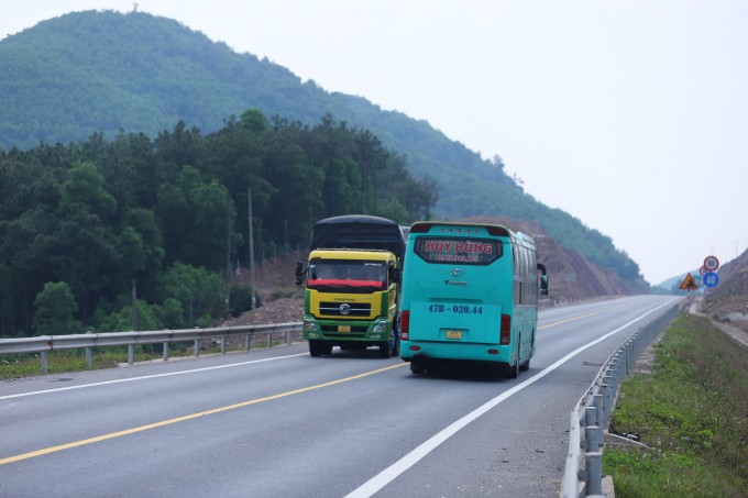 Cao tốc Cam Lộ - La Sơn đoạn qua phường Hương Hồ. Ảnh: Võ Thạnh