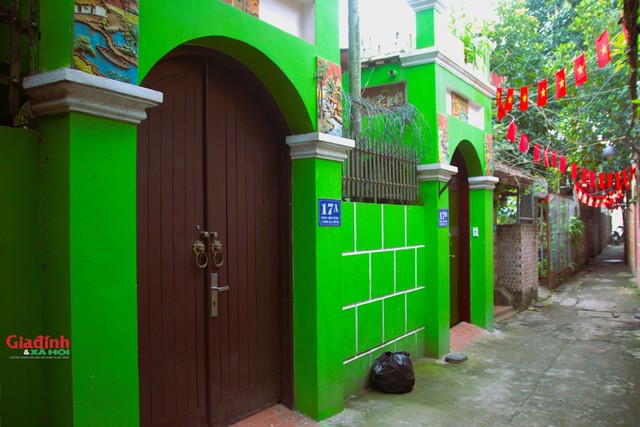 Ngôi nhà duy nhất khác biệt sơn màu xanh lá do chủ đã xây dựng từ trước nên không muốn thay đổi. Sau những vòm cửa, các chủ nhà chọn sử dụng cổng sắt sơn xanh hoặc lợp thêm mái ngói âm dương.