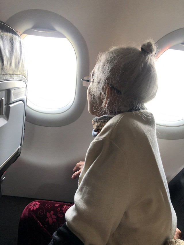 Giáo sư, bác sĩ Nguyễn Thị Ngọc Toản (94 tuổi) trên chuyến bay đưa bà thăm lại Điện Biên