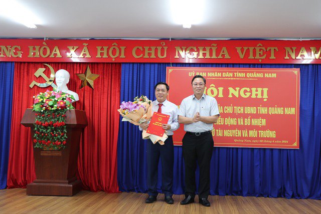 Chủ tịch UBND tỉnh Quảng Nam Lê Trí Thanh trao quyết định và tặng hoa chúc mừng ông Bùi Ngọc Ảnh