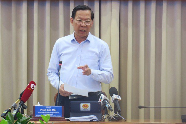 Chủ tịch UBND TPHCM Phan Văn Mãi trao đổi kết luận phiên họp.