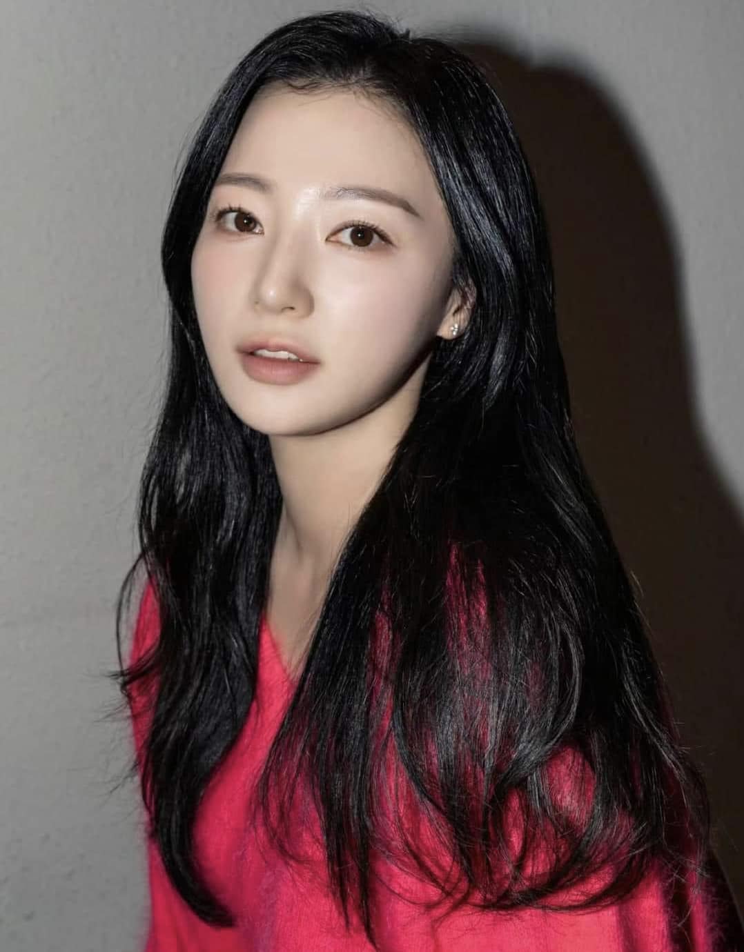 Song Ha Yoon bị tố từng bạo lực học đường, quen bạn trai là "đầu gấu" khi chỉ mới học lớp 11.