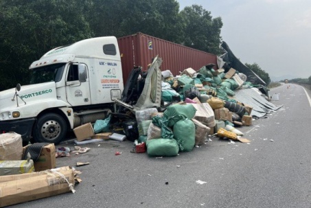 Một người tử vong trong vụ tai nạn giữa xe tải và ô tô đầu kéo trên cao tốc Cam Lộ - La Sơn