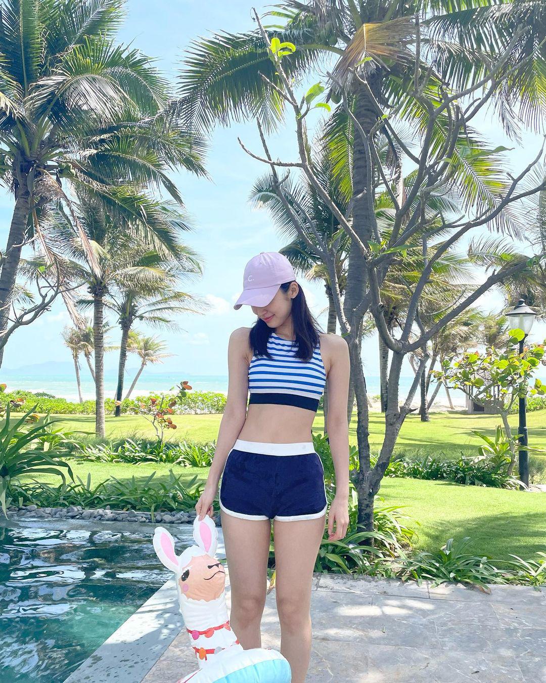  Arin diện áo thun croptop cùng quần short khi đi bơi trong chuyến du lịch Cam Ranh, Khánh Hòa năm ngoái. 