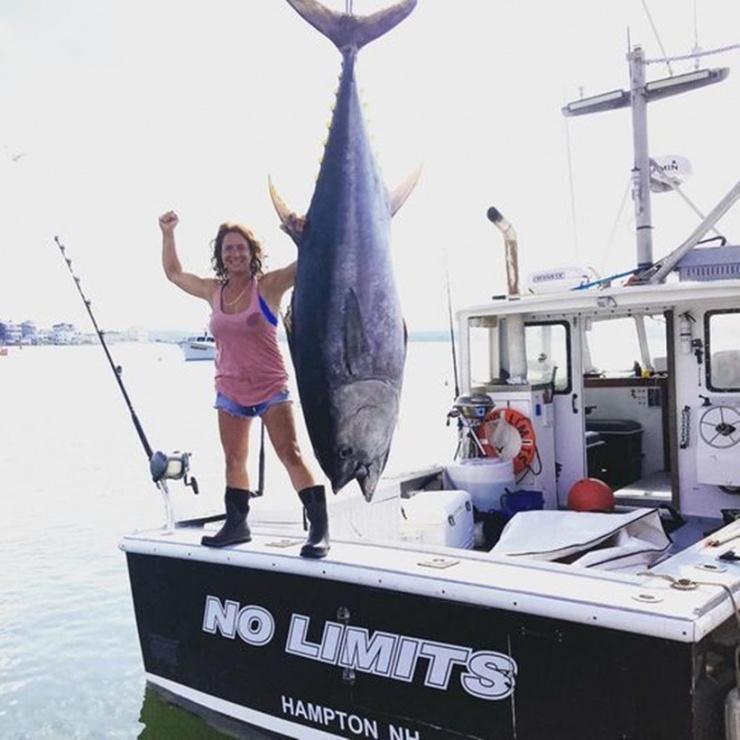Michelle gây chú ý khi bắt được một con cá ngừ khổng lồ nặng 643 kg. Ảnh: Instagram.