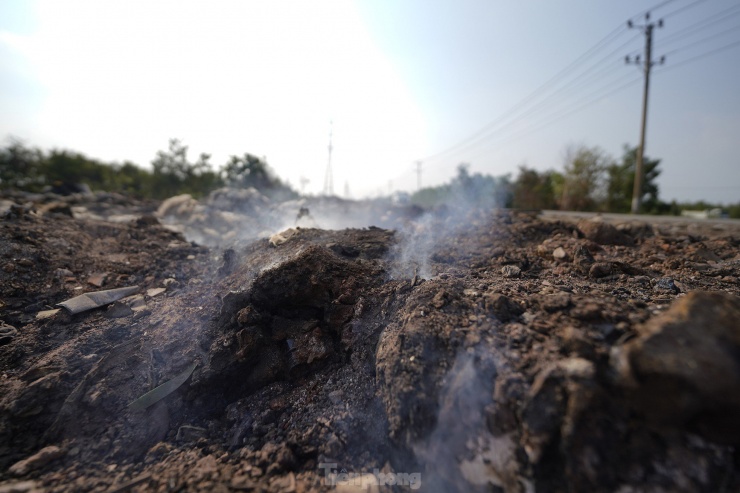 Nhiều nơi, khói vẫn bốc lên âm ỉ sau các đợt đốt dọn rác.