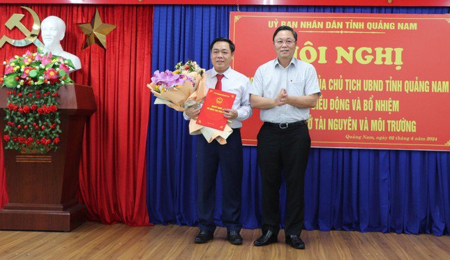 Chủ tịch UBND tỉnh Quảng Nam Lê Trí Thanh trao quyết định điều động, bổ nhiệm ông Bùi Ngọc Ảnh giữ chức vụ Giám đốc Sở TN&amp;MT tỉnh.