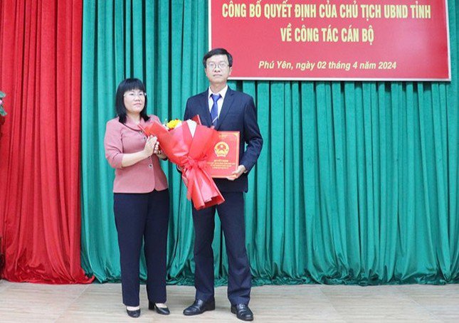 Phó Chủ tịch UBND tỉnh Phú Yên Hồ Thị Nguyên Thảo trao quyết định và tặng hoa chúc mừng ông Nguyễn Hữu Toàn. Ảnh: Báo Chính phủ.