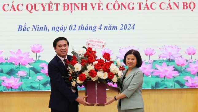 Chủ tịch UBND tỉnh Bắc Ninh Nguyễn Hương Giang trao quyết định bổ nhiệm cán bộ.