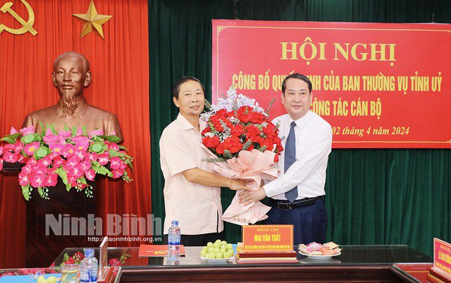 Phó Bí thư Thường trực Tỉnh ủy, Chủ tịch HĐND tỉnh Ninh Bình Mai Văn Tuất tặng hoa chúc mừng ông Quyền Mạnh Toàn.