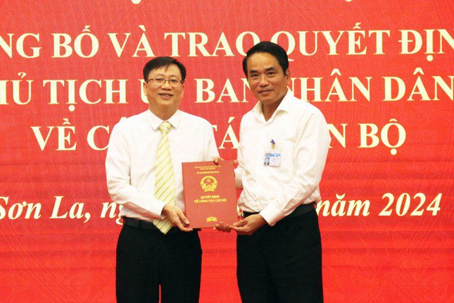 Phó Chủ tịch UBND tỉnh Sơn La Lê Hồng Minh (bên phải) trao quyết định cho ông Nguyễn Minh Tuân (bên trái). Ảnh: Báo Sơn La.