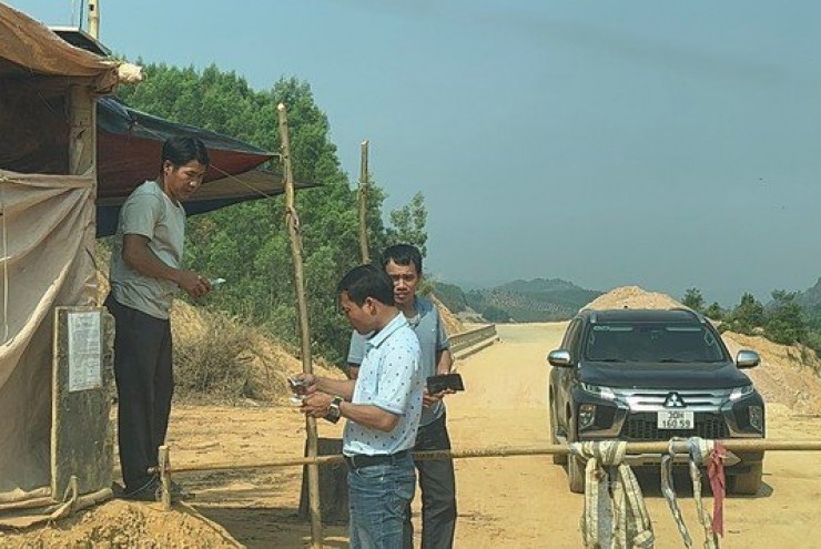 Chuyện lạ: Một hộ dân ủi đất, nối 2 đầu đường ngàn tỉ lập trạm thu phí