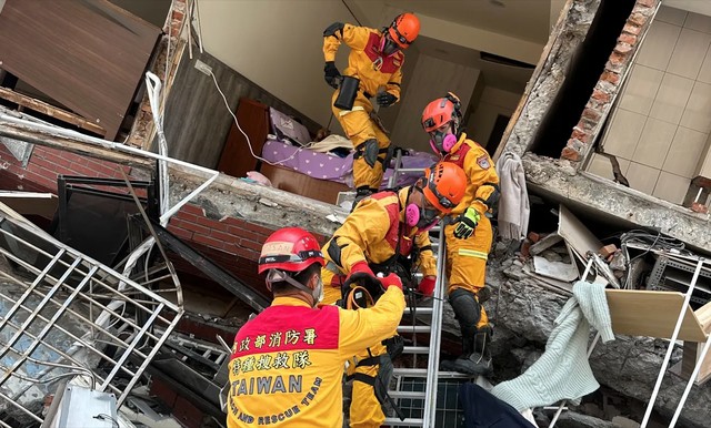 Lực lượng cứu hộ tìm kiếm trong những ngôi nhà bị sập ở Hoa Liên ngày 3-4. Ảnh: Reuters