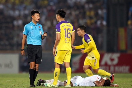 Hà Nội FC nhà bầu Hiển khiếu nại trọng tài sau trận thua đau Nam Định