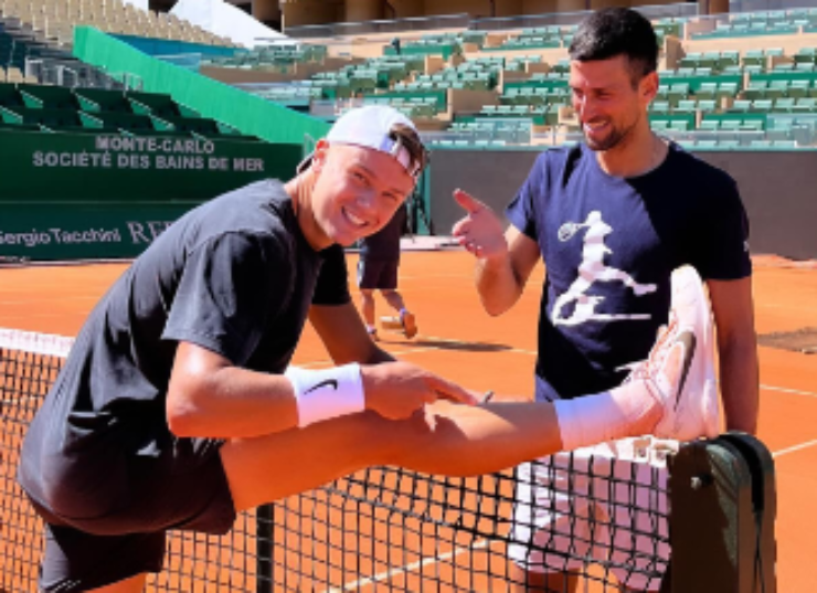 Djokovic (phải) giành chiến thắng Rune (trái) trong buổi tập ở Monte Carlo