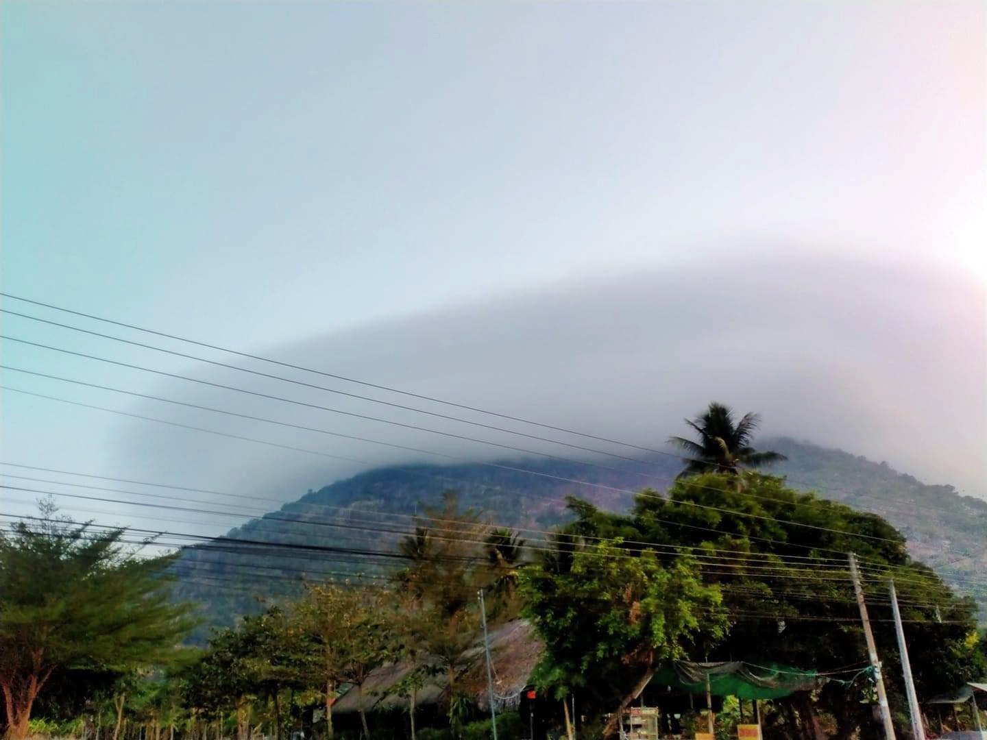 Đám mây trắng xóa dạng hình nón bao quanh đỉnh núi Bà Đen tạo nên một khung cảnh kỳ vĩ, đẹp mắt.