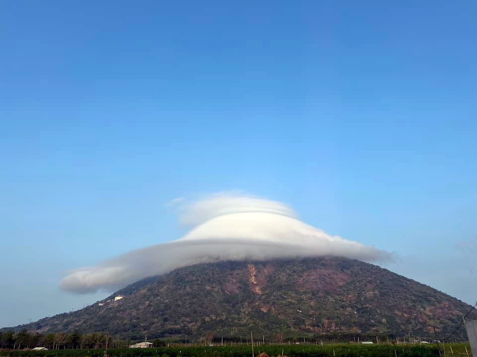 Hiện tượng “mũ mây” xuất hiện trên đỉnh núi Bà Đen kéo dài khoảng 1 tiếng trong sáng nay