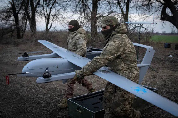 Lính Ukraine chuẩn bị phóng UAV (ảnh: CNN)