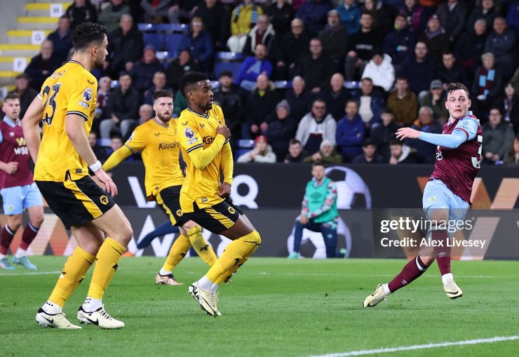 Burnley chia điểm với Wolves trên sân nhà