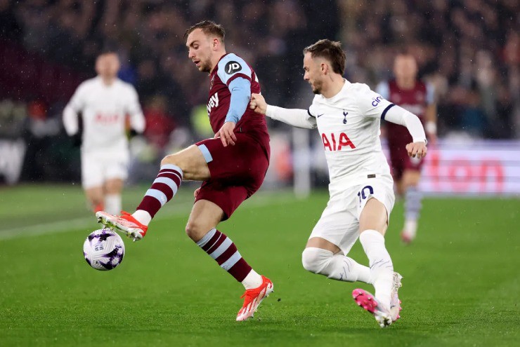 Tottenham (áo trắng) gặp không ít khó khăn trước West Ham