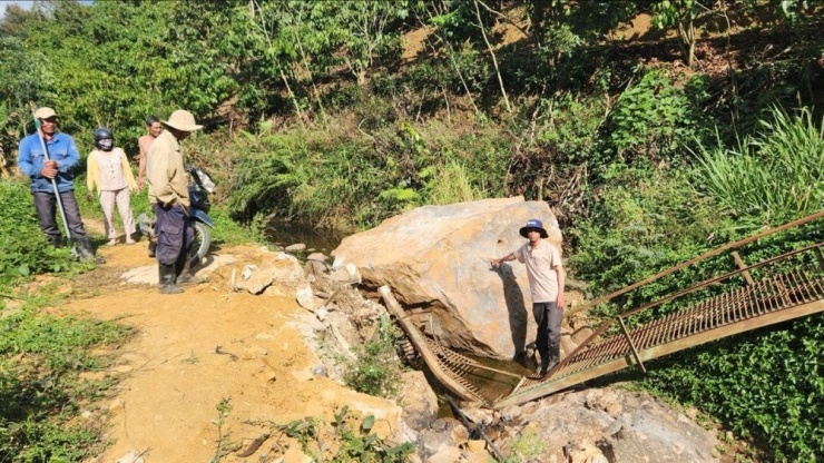 Sau khi xuyên qua chòi tôn, tảng đá làm gãy cây cầu sắt. Ảnh: VT