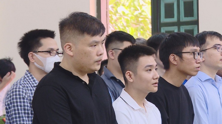 Bị cáo Nguyễn Minh Thành (áo đen, bên trái) tại phiên tòa. Ảnh: THU TRANG